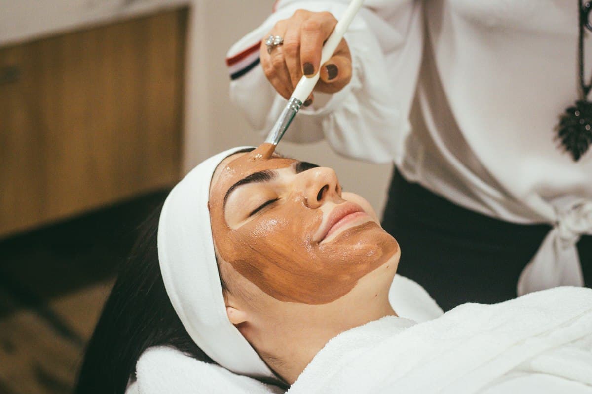 Paciente recebendo tratamento facial